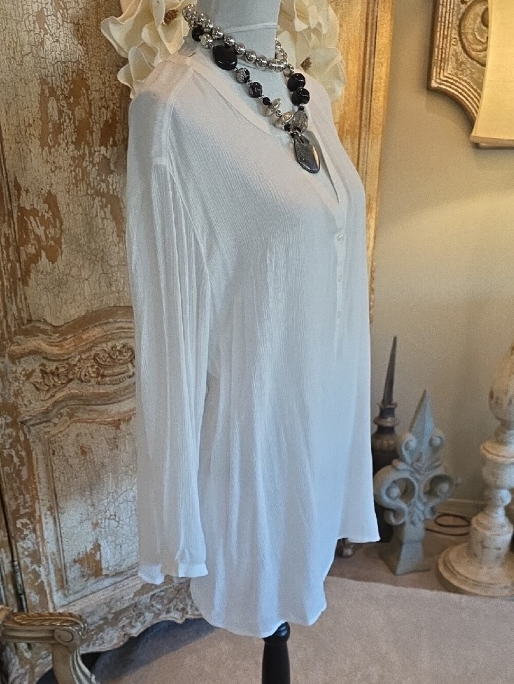 Old Navy White Button-Front V-Neck Long-Sleeve Tunic - Picture 9 of 11